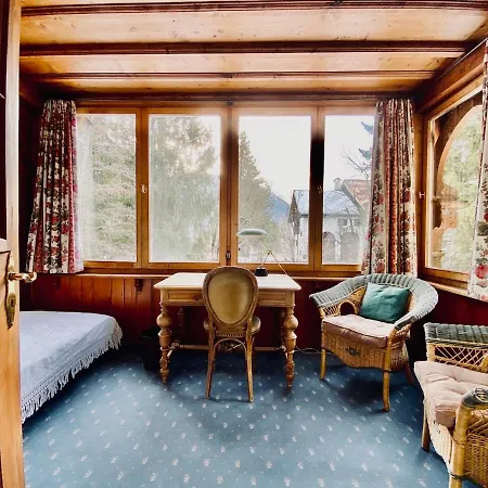 Historic Chesa Salis מלון